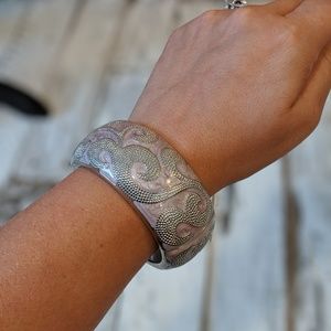 Beautiful Snap/cuff bracelet